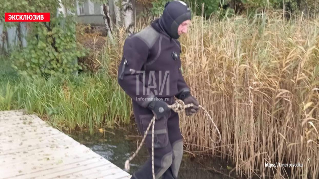 Спасатели достали тело мужчины из озера в Великолукском районе