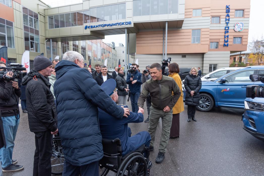 Вручение ключей от новых автомобилей псковским ветеранам СВО