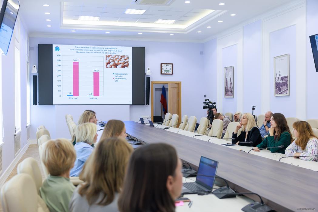 Депутаты, члены Молодёжного парламента и сотрудники аппарата Собрания ответили на вопросы агродиктанта