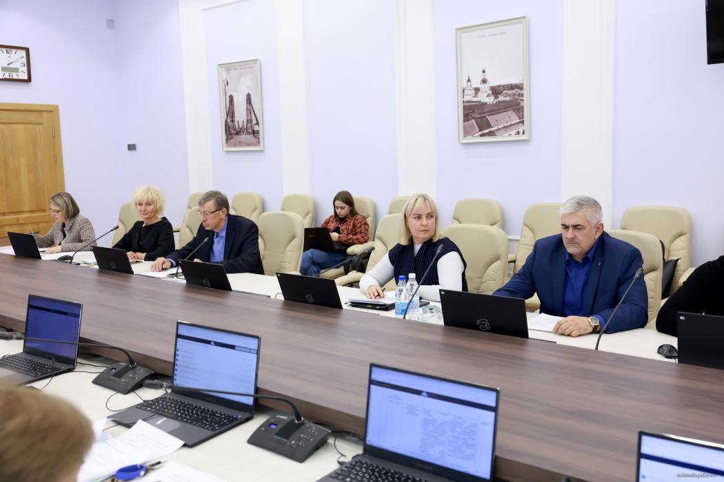 Внесение актуальных поправок в областную правовую базу обсудили на законодательном комитете Собрания