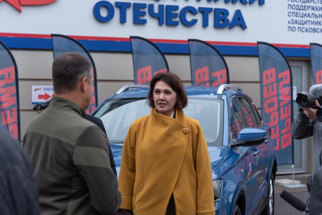Вручение ключей от новых автомобилей псковским ветеранам СВО