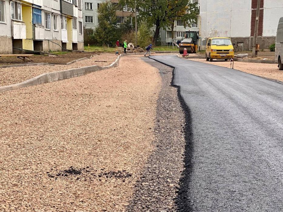 Первый слой асфальта укладывают во дворах на Алтаева в Пскове