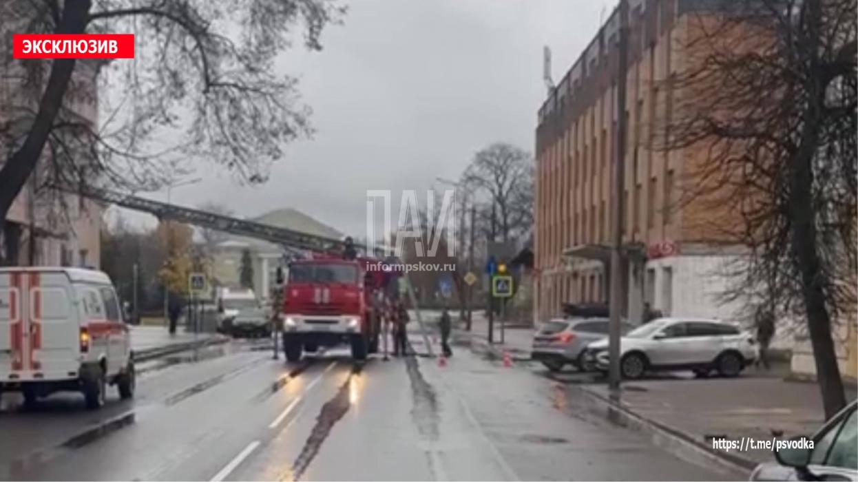 В Пскове при пожаре из квартиры эвакуировали женщину и ребёнка