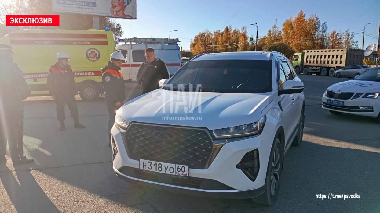 Велосипедиста госпитализировали после столкновения с автомобилем на Рижском проспекте в Пскове