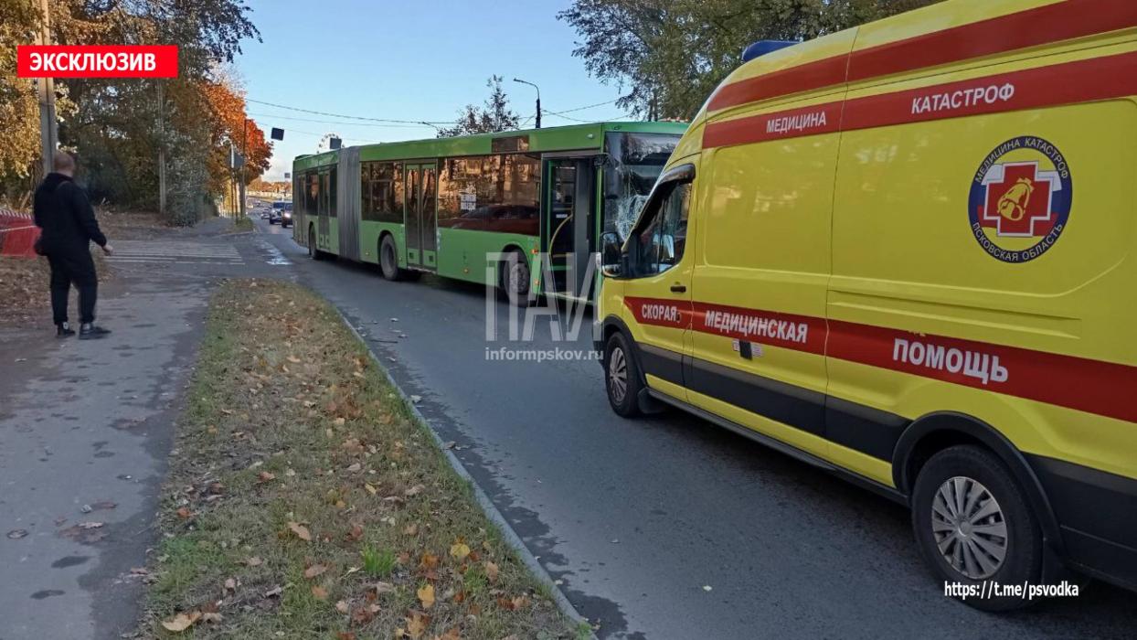 Автобус сбил пешехода в Пскове