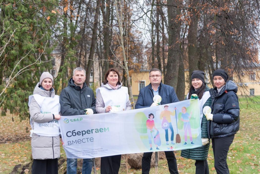 Зелёный вклад. Сбер посадил деревья в центре древнего Пскова