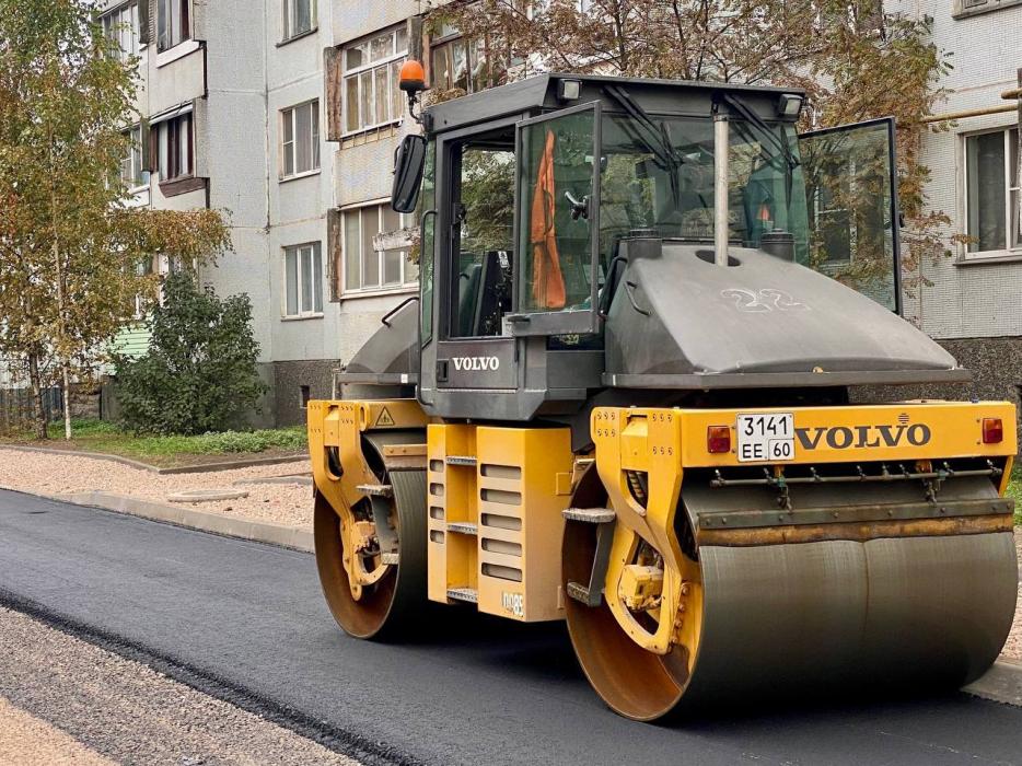 Первый слой асфальта укладывают во дворах на Алтаева в Пскове