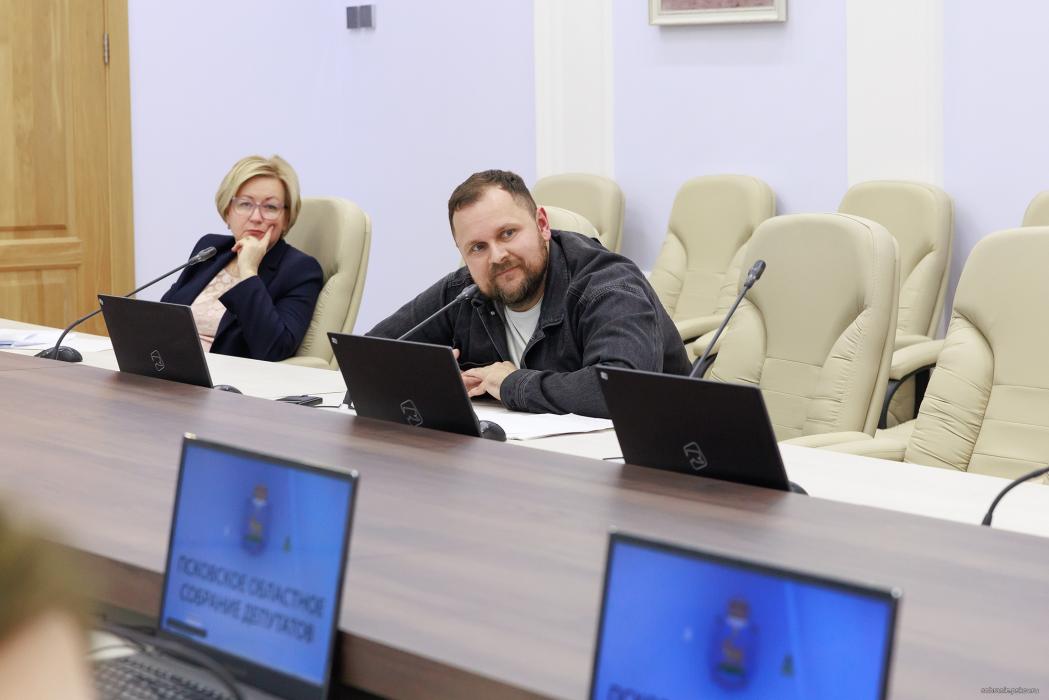 Новую госпрограмму для молодёжи и программу «Земский тренер» обсудили в Собрании