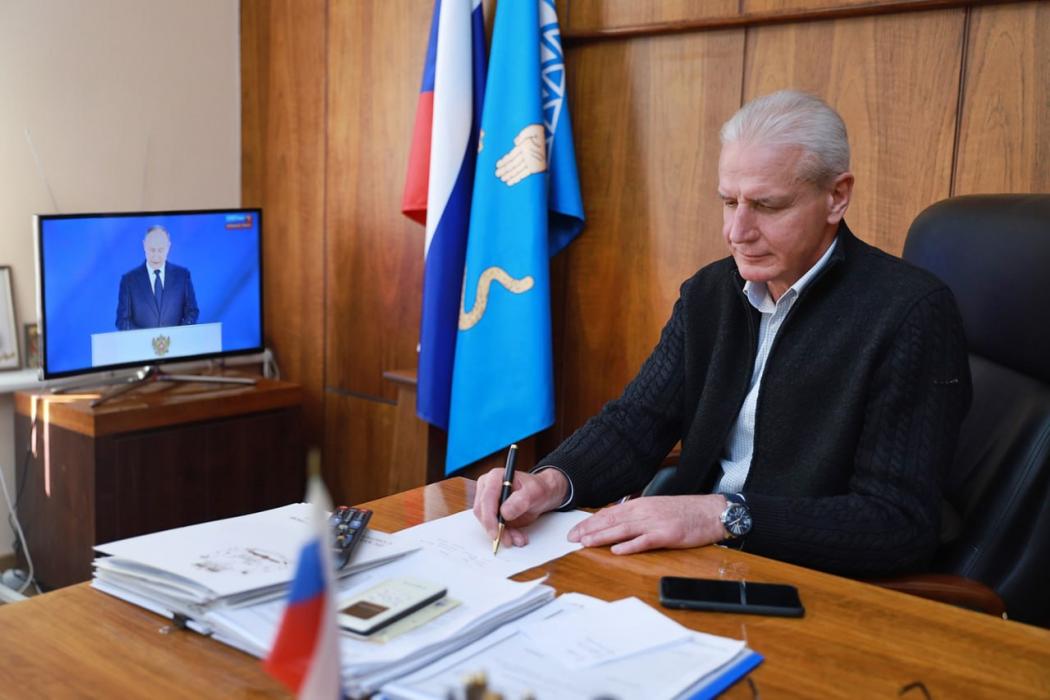 Псковские депутаты поздравили президента с днём рождения