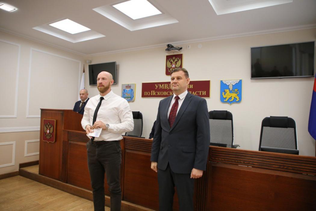 Сотрудников уголовного розыска наградили в Пскове