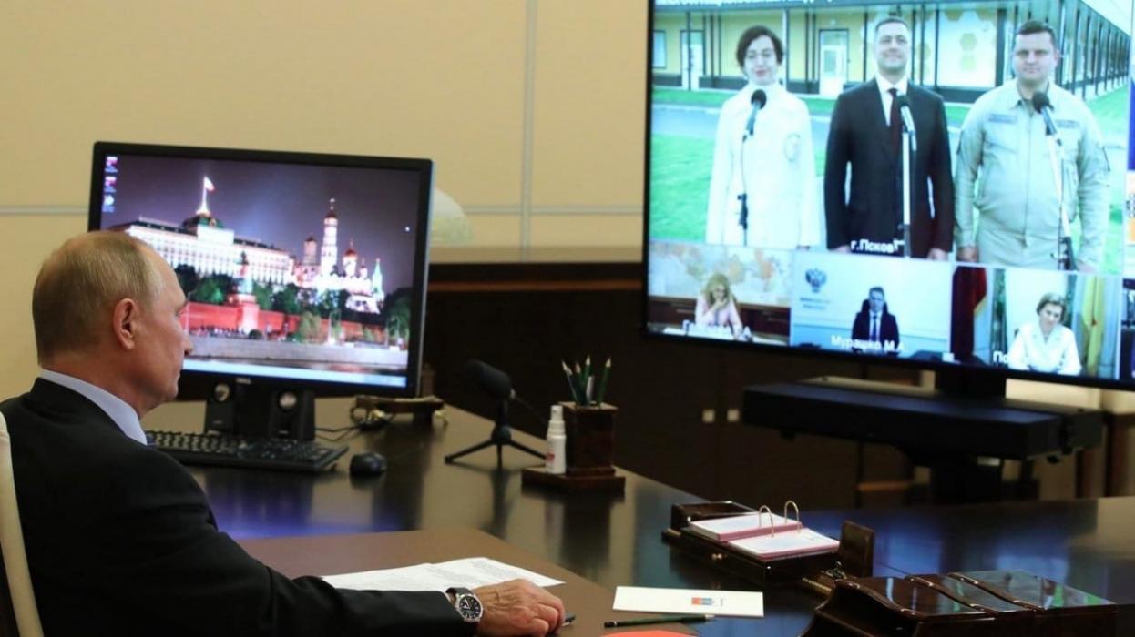 Псковские депутаты поздравили президента с днём рождения