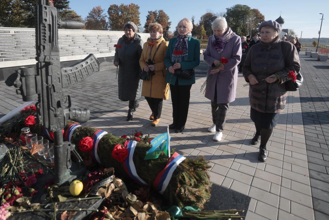 Профсоюзы Псковской области почтили память защитников Отечества
