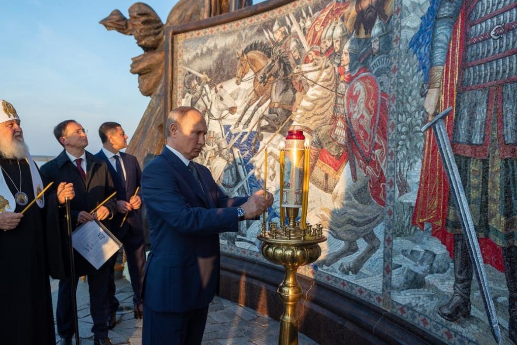 Псковские депутаты поздравили президента с днём рождения