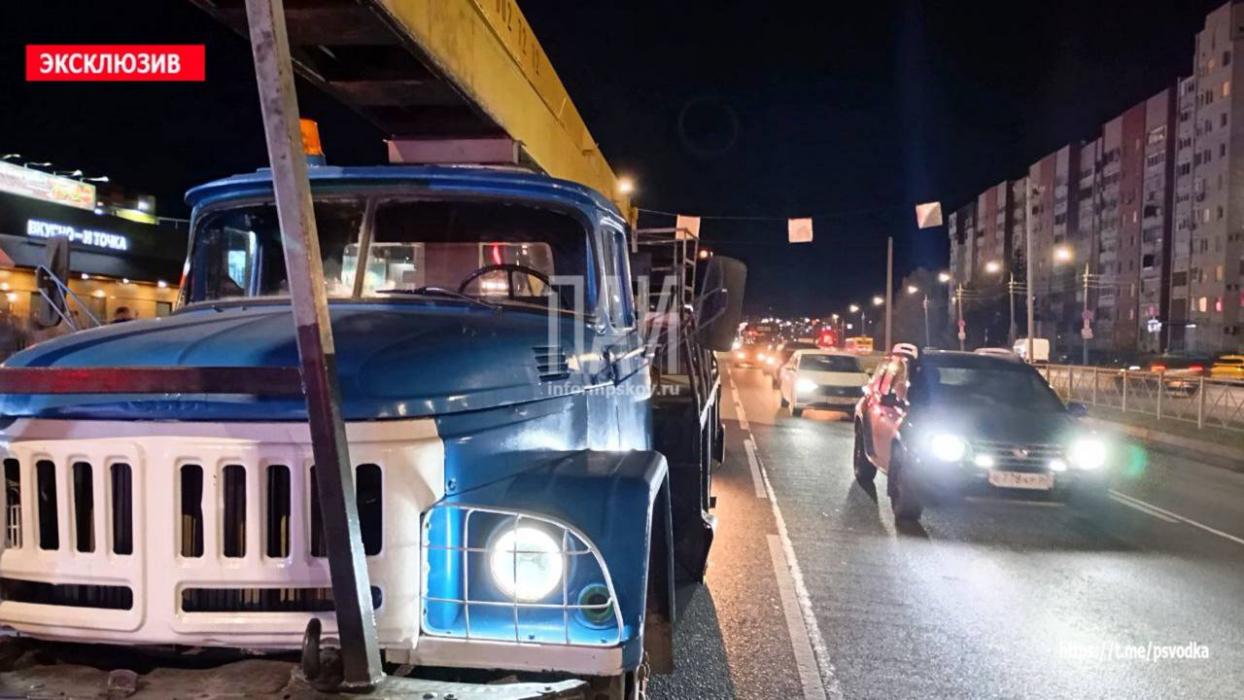 Маршрутный автобус и автовышка столкнулись в Пскове 