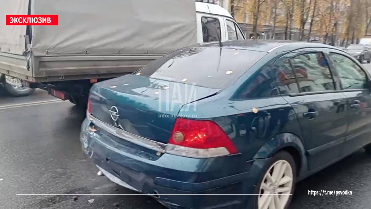 Женщину госпитализировали в больницу после ДТП на Октябрьском проспекте в Пскове