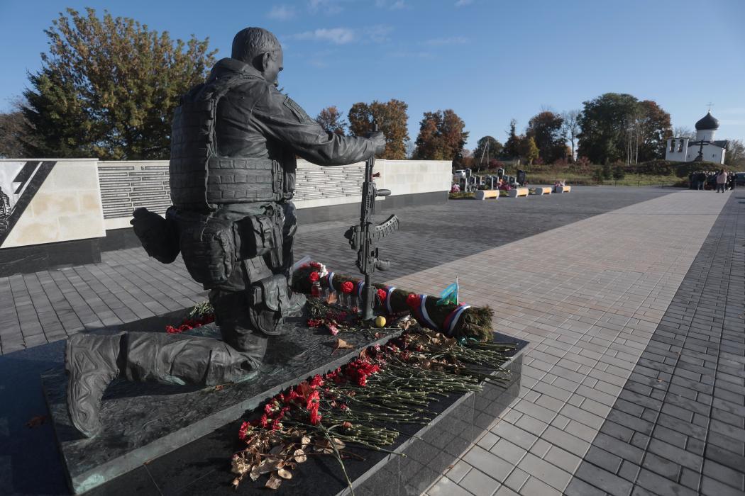 Профсоюзы Псковской области почтили память защитников Отечества