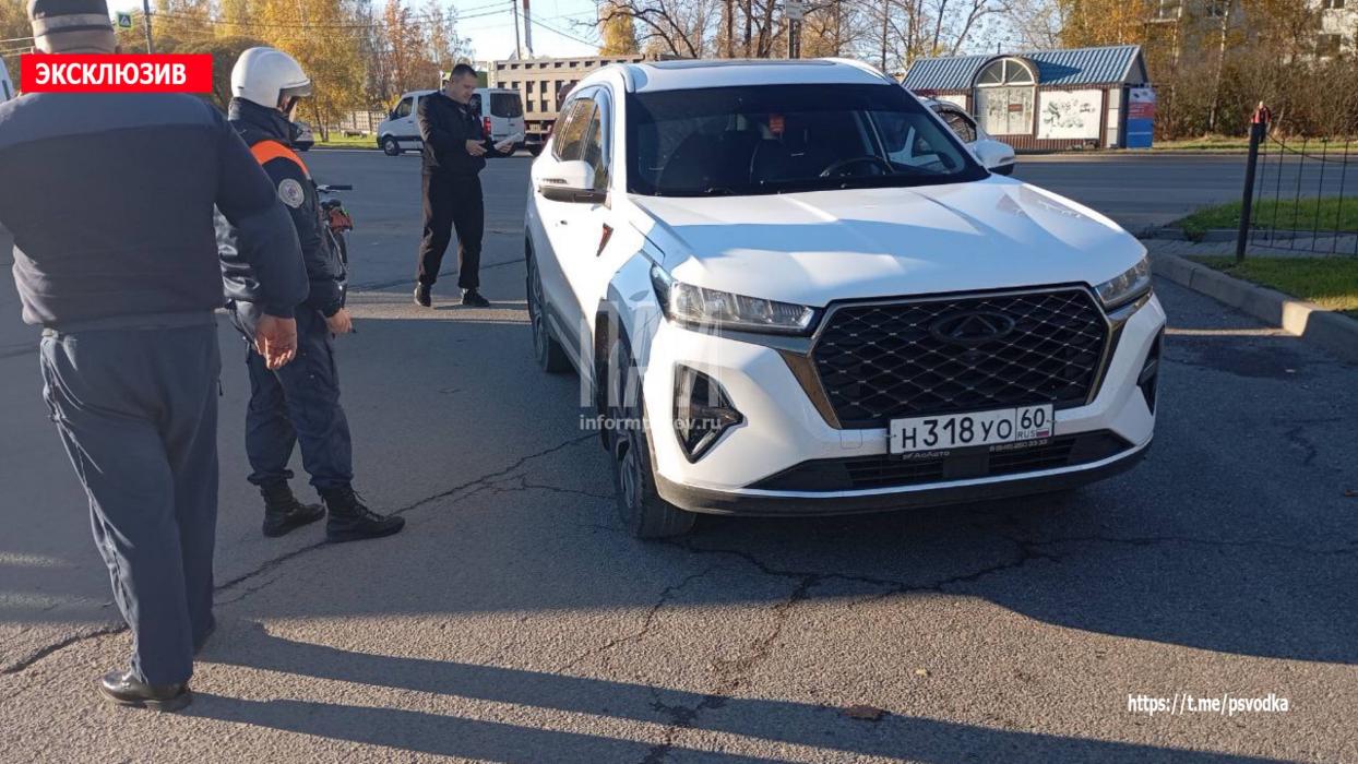 Велосипедиста госпитализировали после столкновения с автомобилем на Рижском проспекте в Пскове