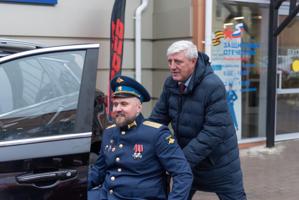 Вручение ключей от новых автомобилей псковским ветеранам СВО
