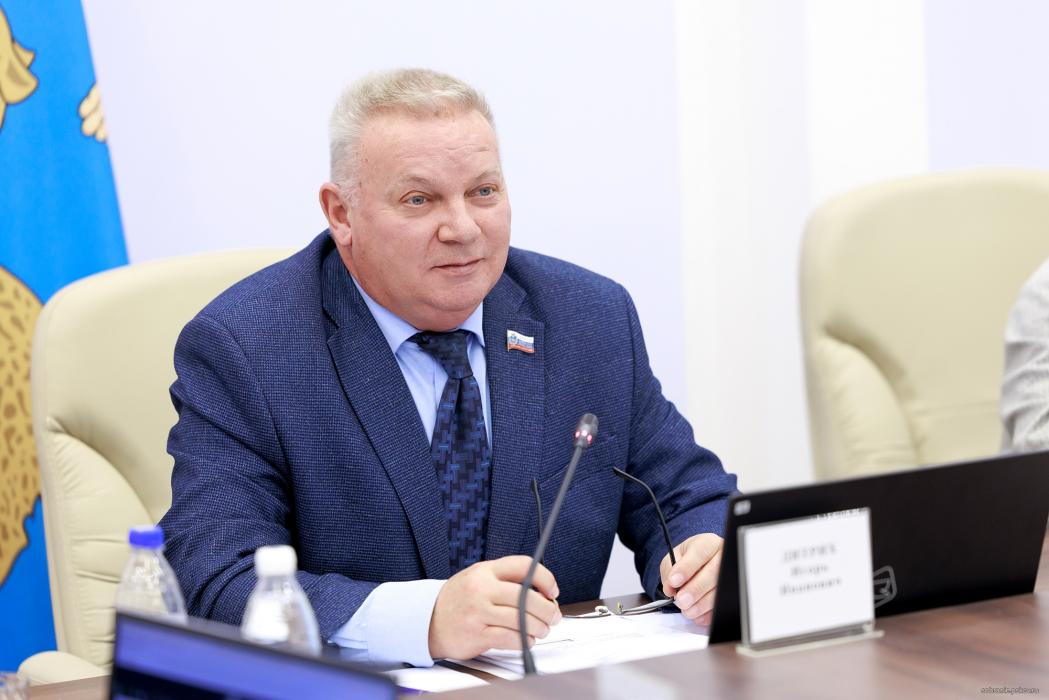 Новую госпрограмму для молодёжи и программу «Земский тренер» обсудили в Собрании
