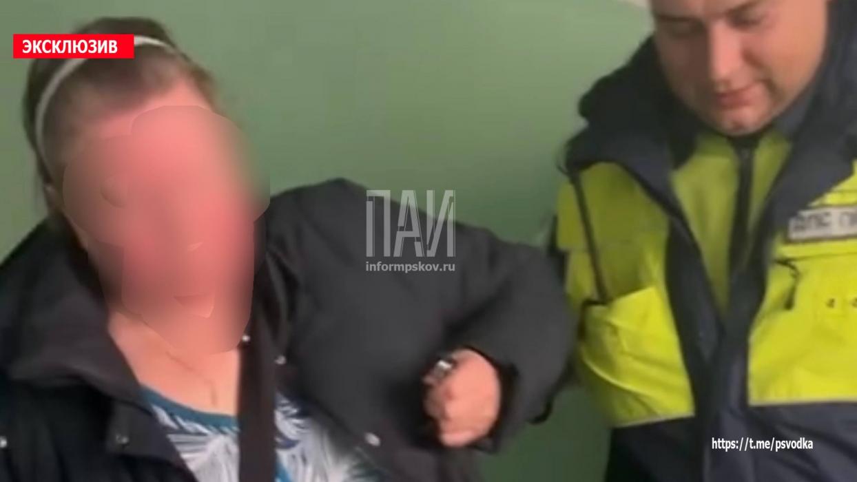 В Пскове при пожаре из квартиры эвакуировали женщину и ребёнка