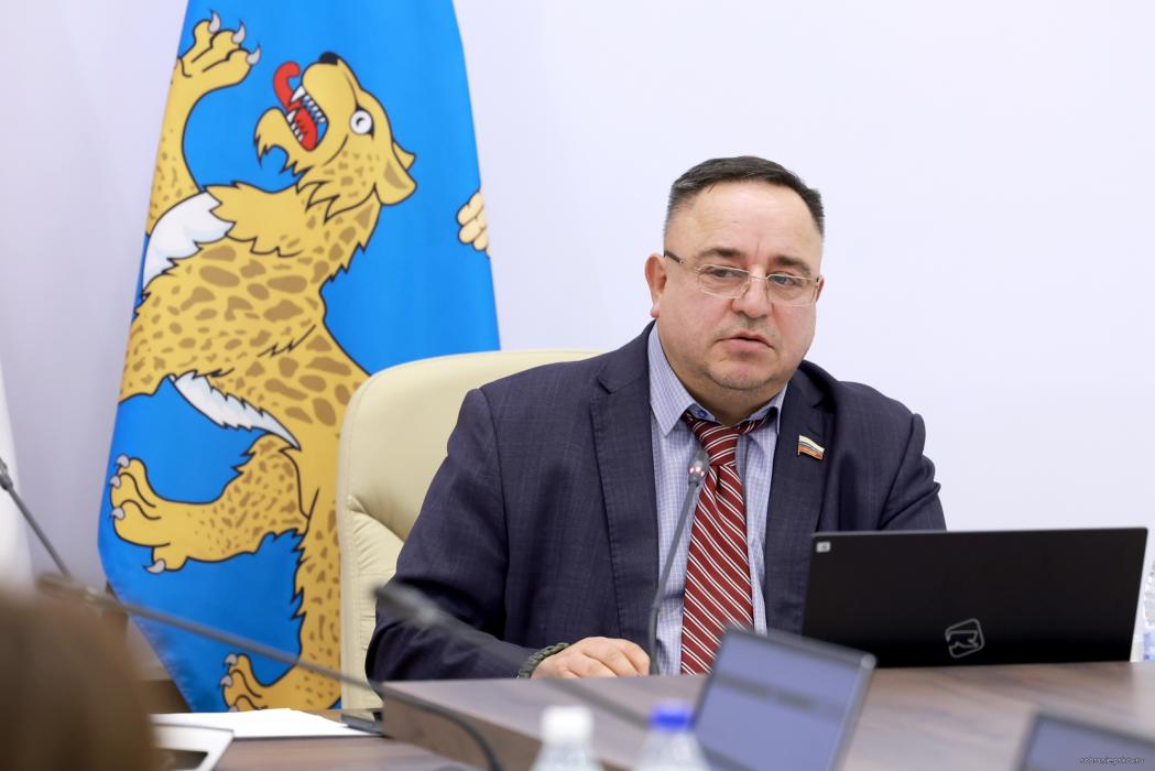 Внесение актуальных поправок в областную правовую базу обсудили на законодательном комитете Собрания