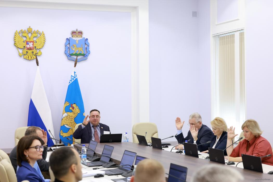 Внесение актуальных поправок в областную правовую базу обсудили на законодательном комитете Собрания