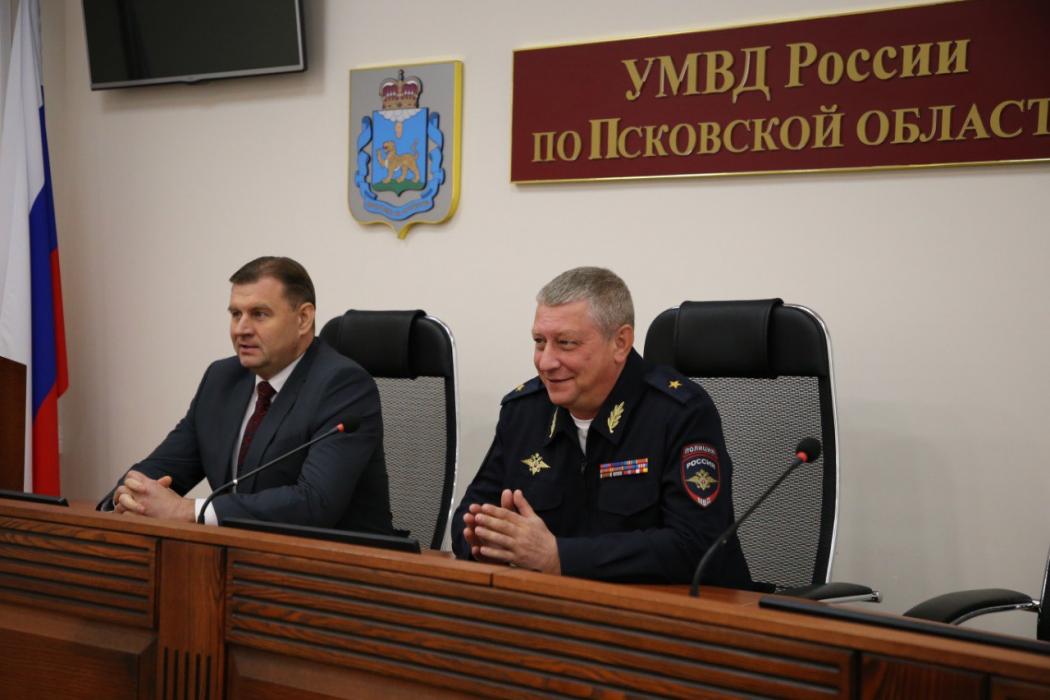 Сотрудников уголовного розыска наградили в Пскове