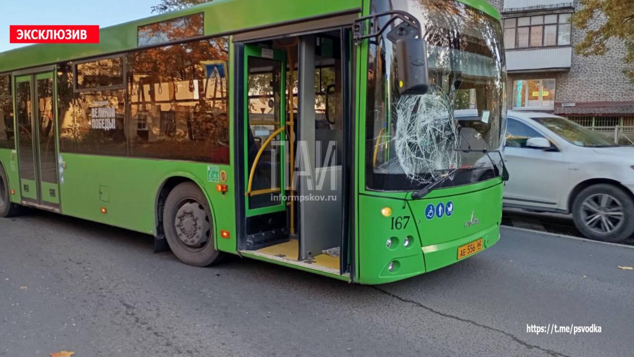 Автобус сбил пешехода в Пскове