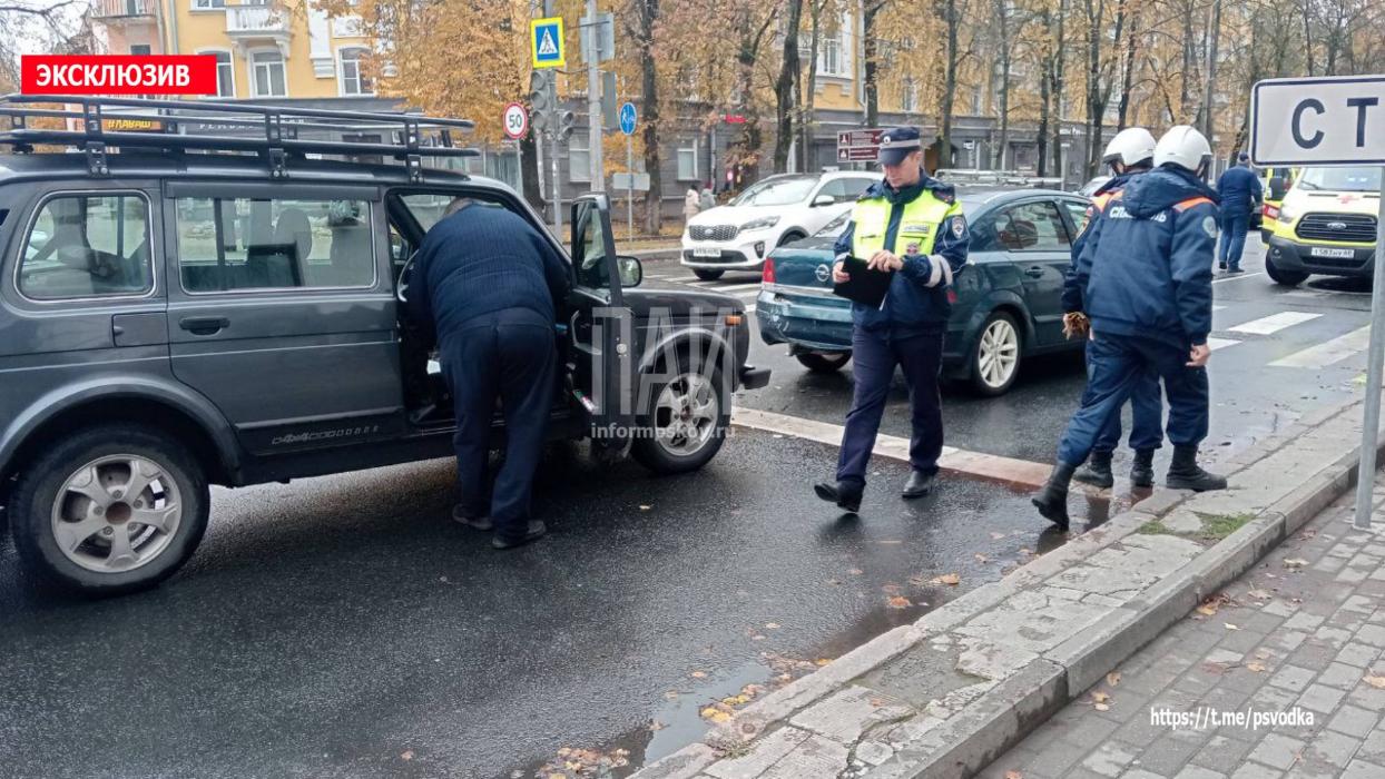 Женщину госпитализировали в больницу после ДТП на Октябрьском проспекте в Пскове
