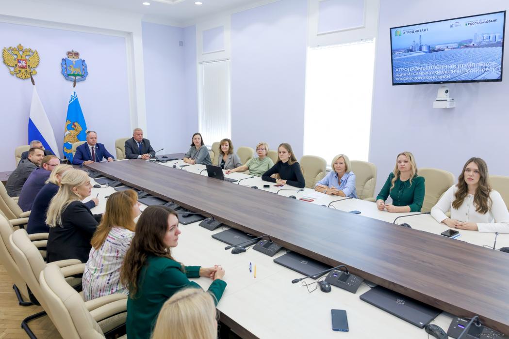 Депутаты, члены Молодёжного парламента и сотрудники аппарата Собрания ответили на вопросы агродиктанта