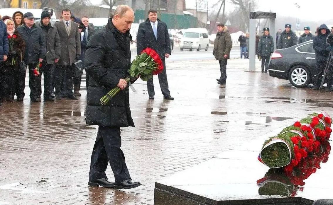 Михаил Ведерников поздравил Владимира Путина с днём рождения