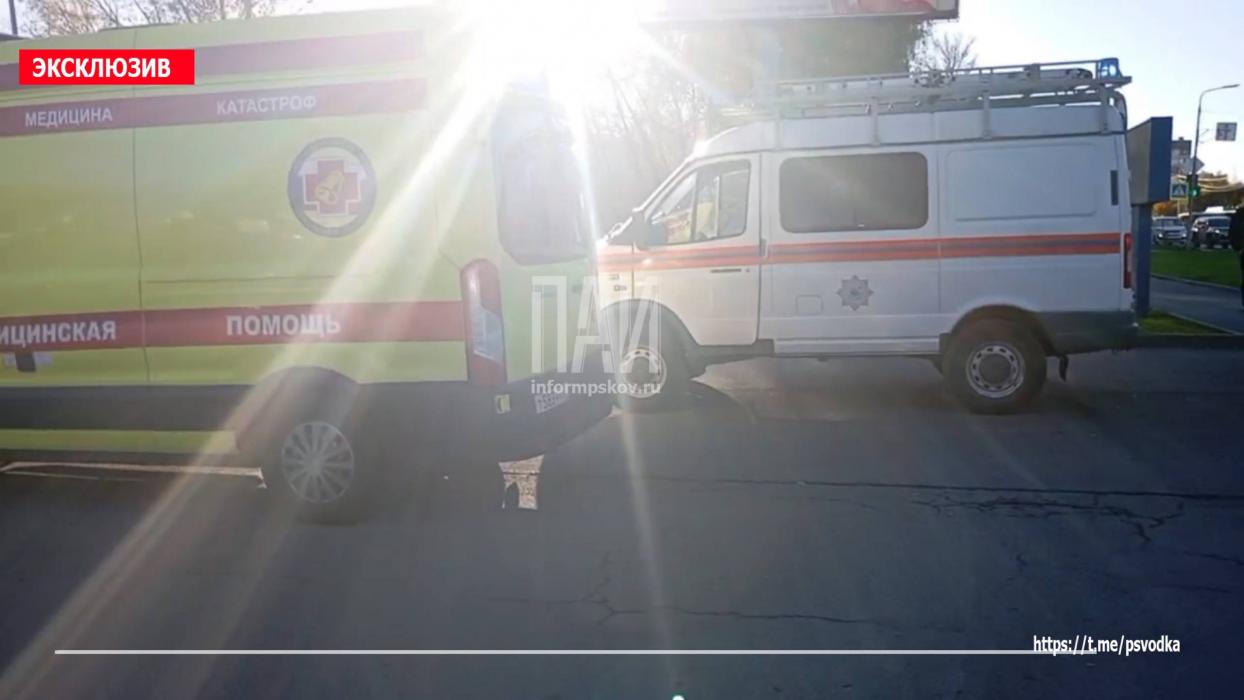 Велосипедиста госпитализировали после столкновения с автомобилем на Рижском проспекте в Пскове