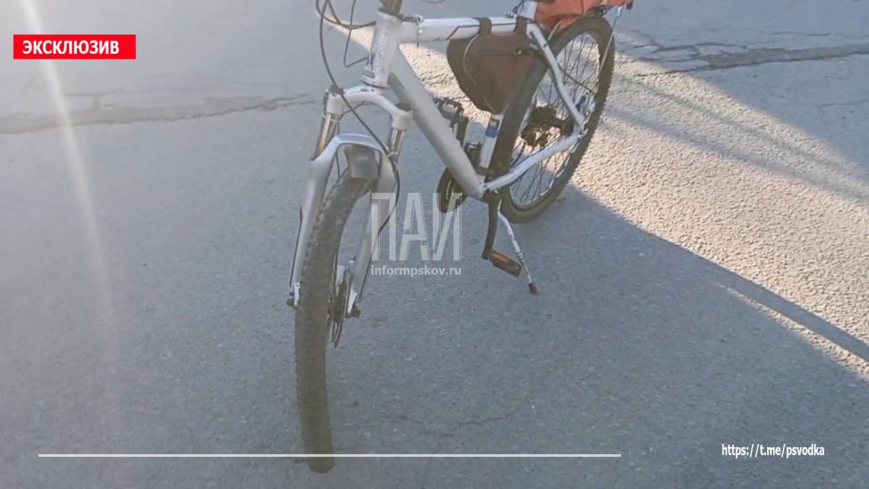 Велосипедиста госпитализировали после столкновения с автомобилем на Рижском проспекте в Пскове