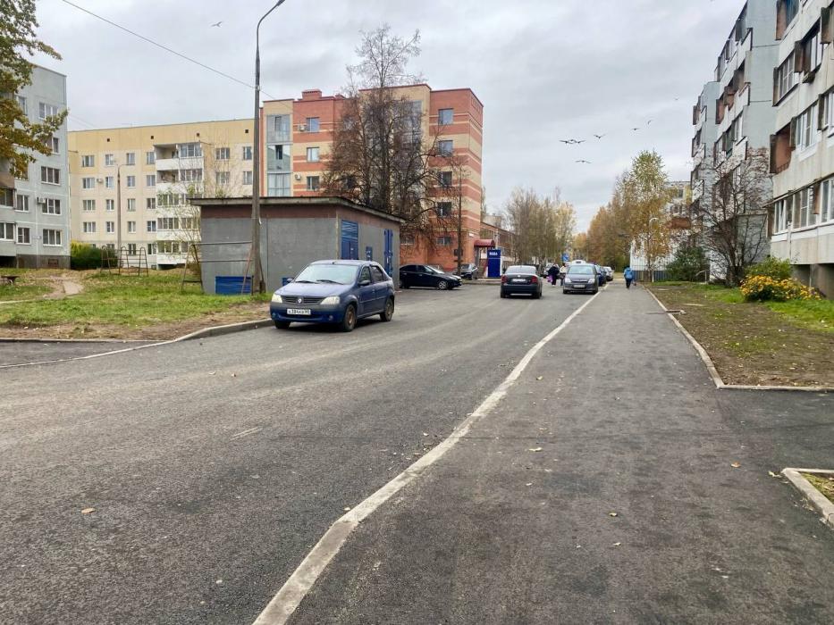 Асфальт уложили на улице Алтаева в Пскове