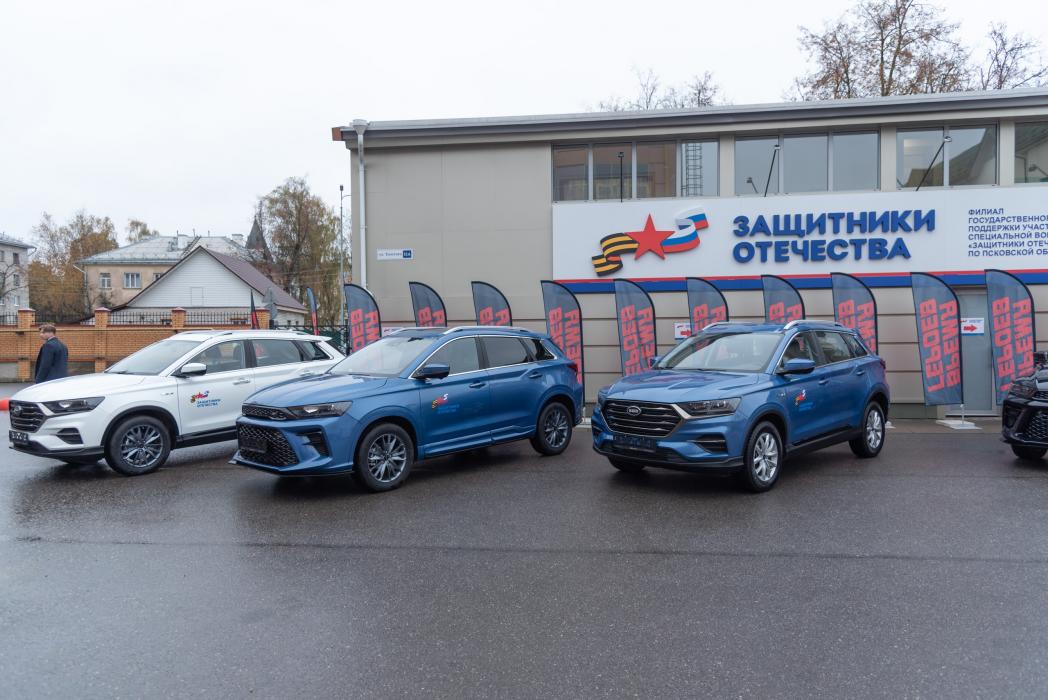 Вручение ключей от новых автомобилей псковским ветеранам СВО