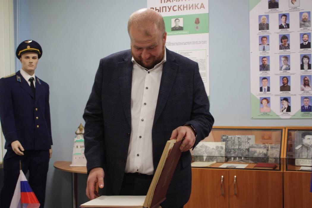 Глава Пскова поздравил естественно-математический лицей с юбилеем и вручил подарки