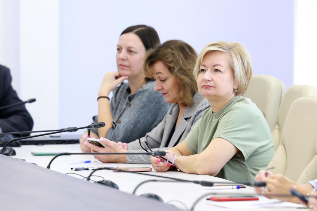 Депутаты, члены Молодёжного парламента и сотрудники аппарата Собрания ответили на вопросы агродиктанта