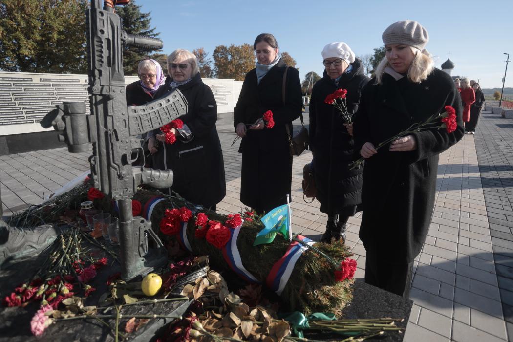 Профсоюзы Псковской области почтили память защитников Отечества