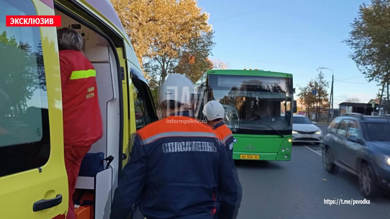 Автобус сбил пешехода в Пскове