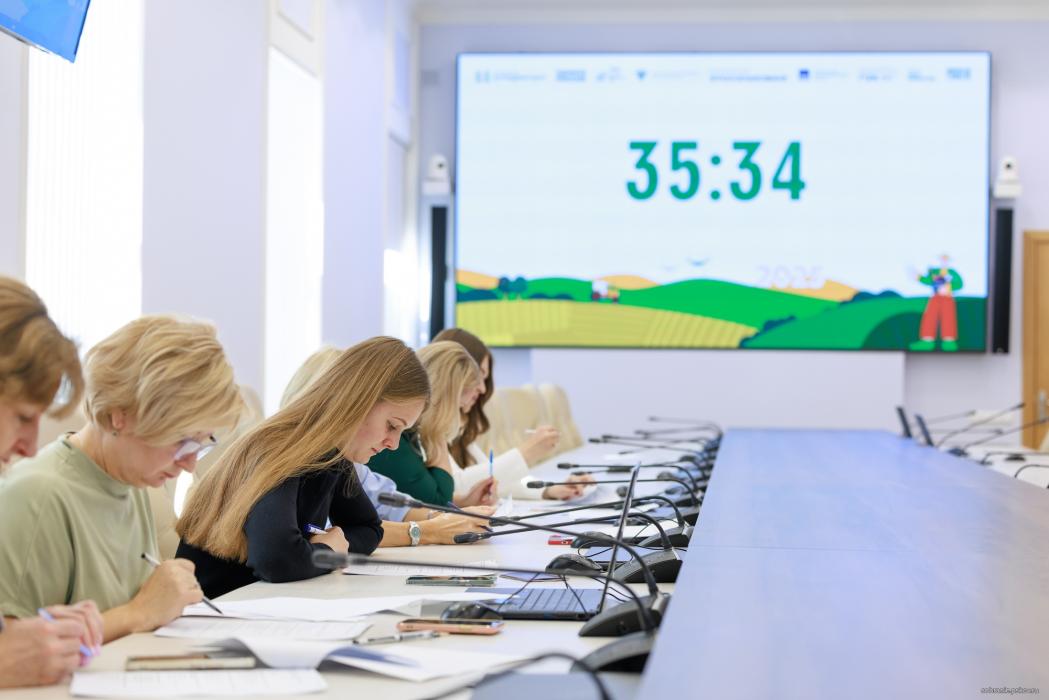 Депутаты, члены Молодёжного парламента и сотрудники аппарата Собрания ответили на вопросы агродиктанта