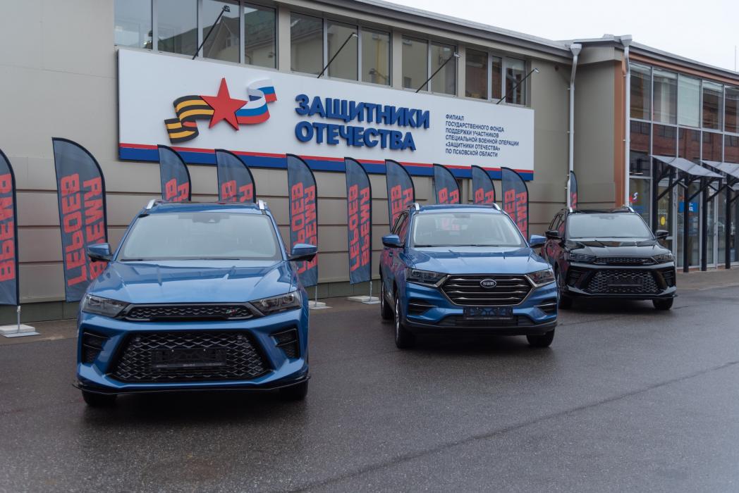 Вручение ключей от новых автомобилей псковским ветеранам СВО