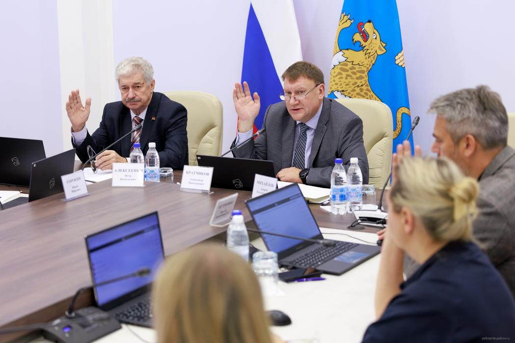 Размер взноса на капремонт и стоимость патента для трудовых мигрантов обсудил бюджетный комитет