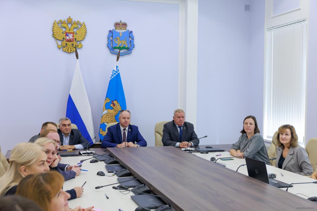 Депутаты, члены Молодёжного парламента и сотрудники аппарата Собрания ответили на вопросы агродиктанта