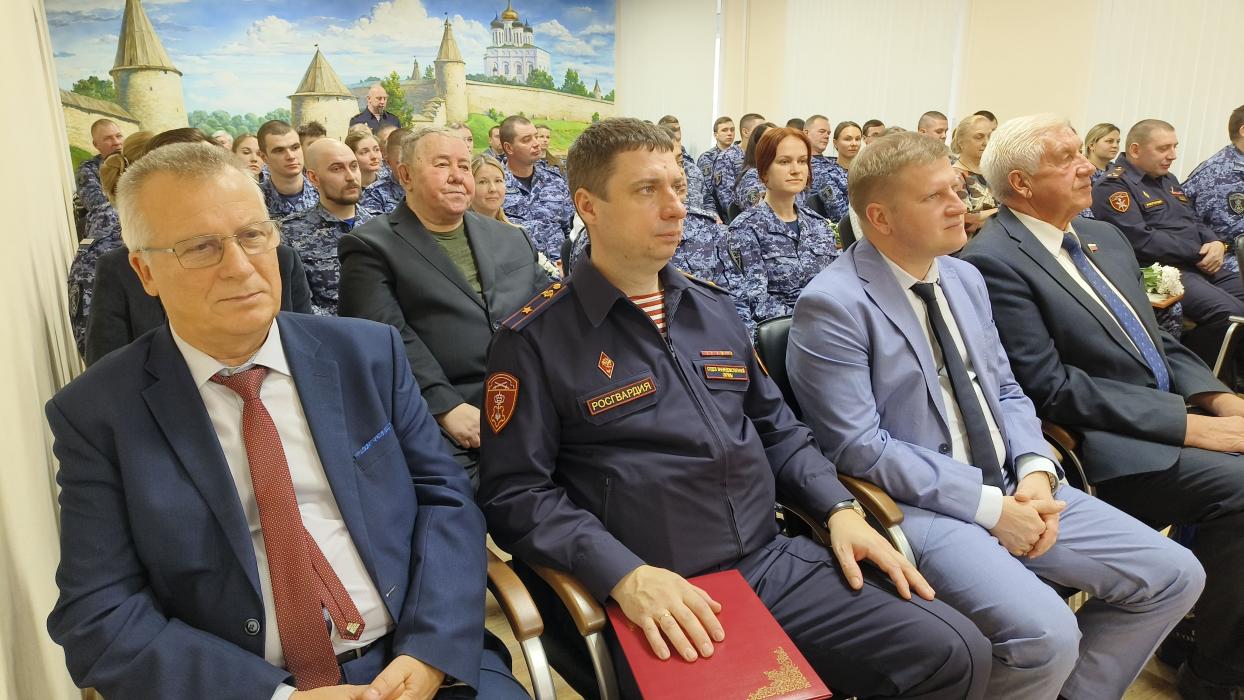 Псковские росгвардейцы отметили 73-ю годовщину образования вневедомственной охраны