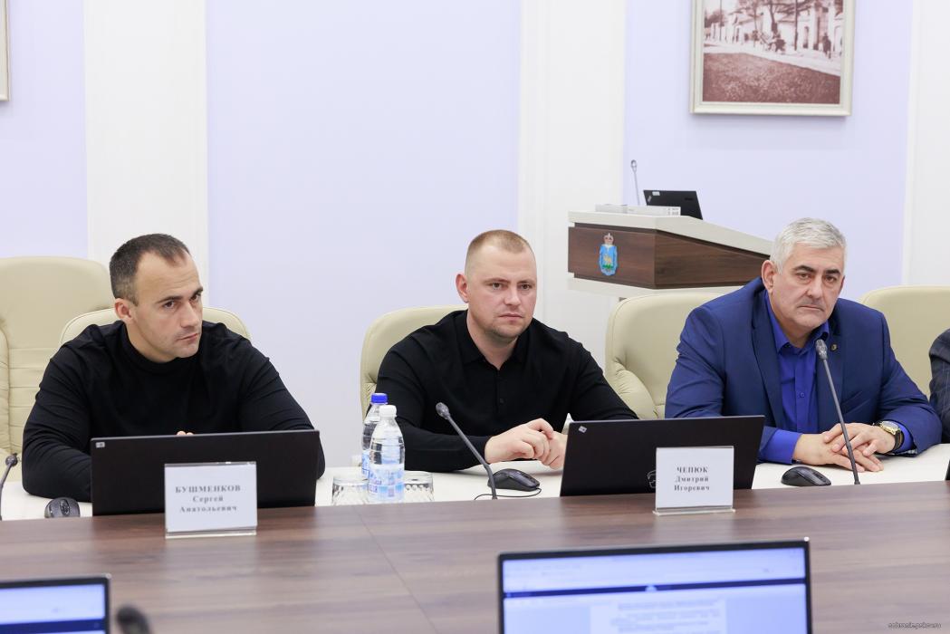 Новую госпрограмму для молодёжи и программу «Земский тренер» обсудили в Собрании