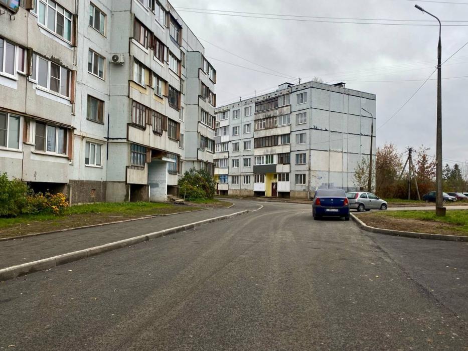 Асфальт уложили на улице Алтаева в Пскове