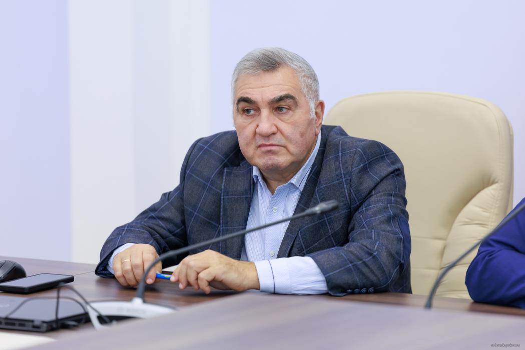 Депутаты, члены Молодёжного парламента и сотрудники аппарата Собрания ответили на вопросы агродиктанта