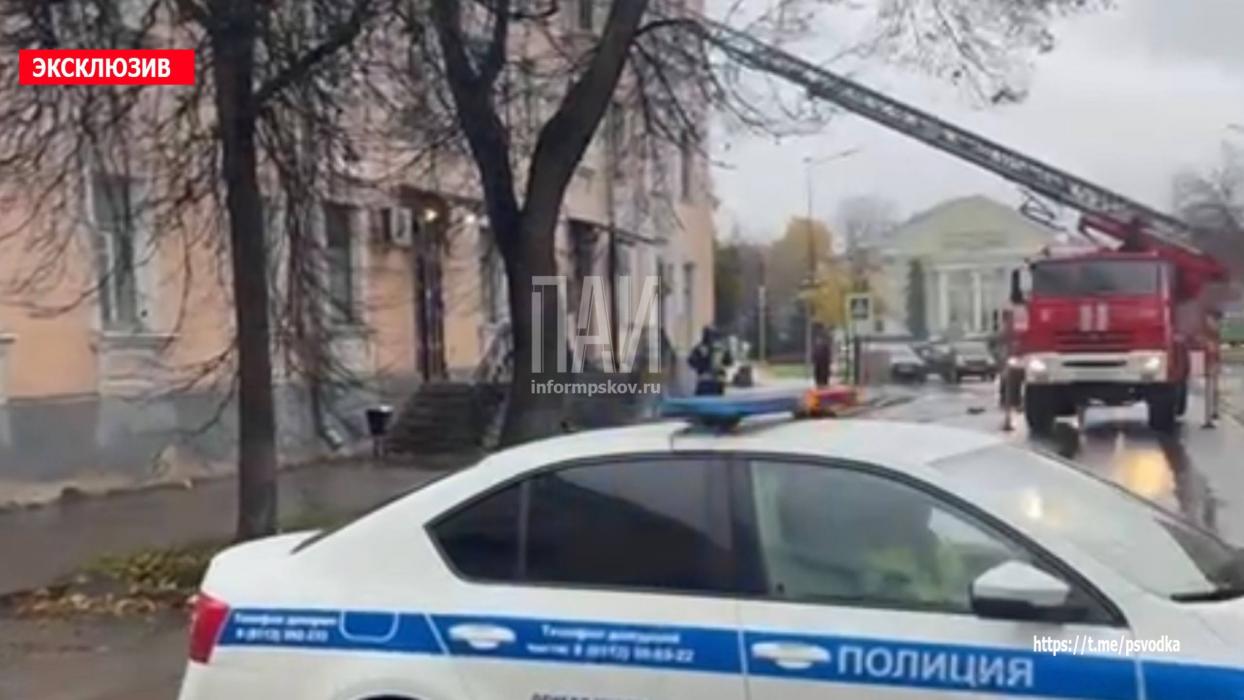 В Пскове при пожаре из квартиры эвакуировали женщину и ребёнка