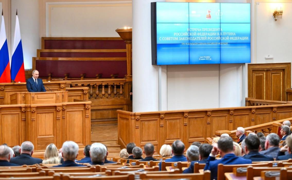 Псковские депутаты поздравили президента с днём рождения