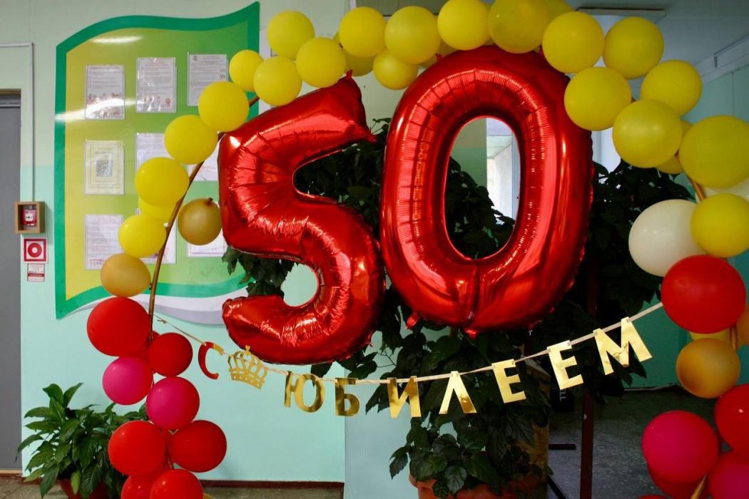 Глава Пскова поздравил естественно-математический лицей с юбилеем и вручил подарки